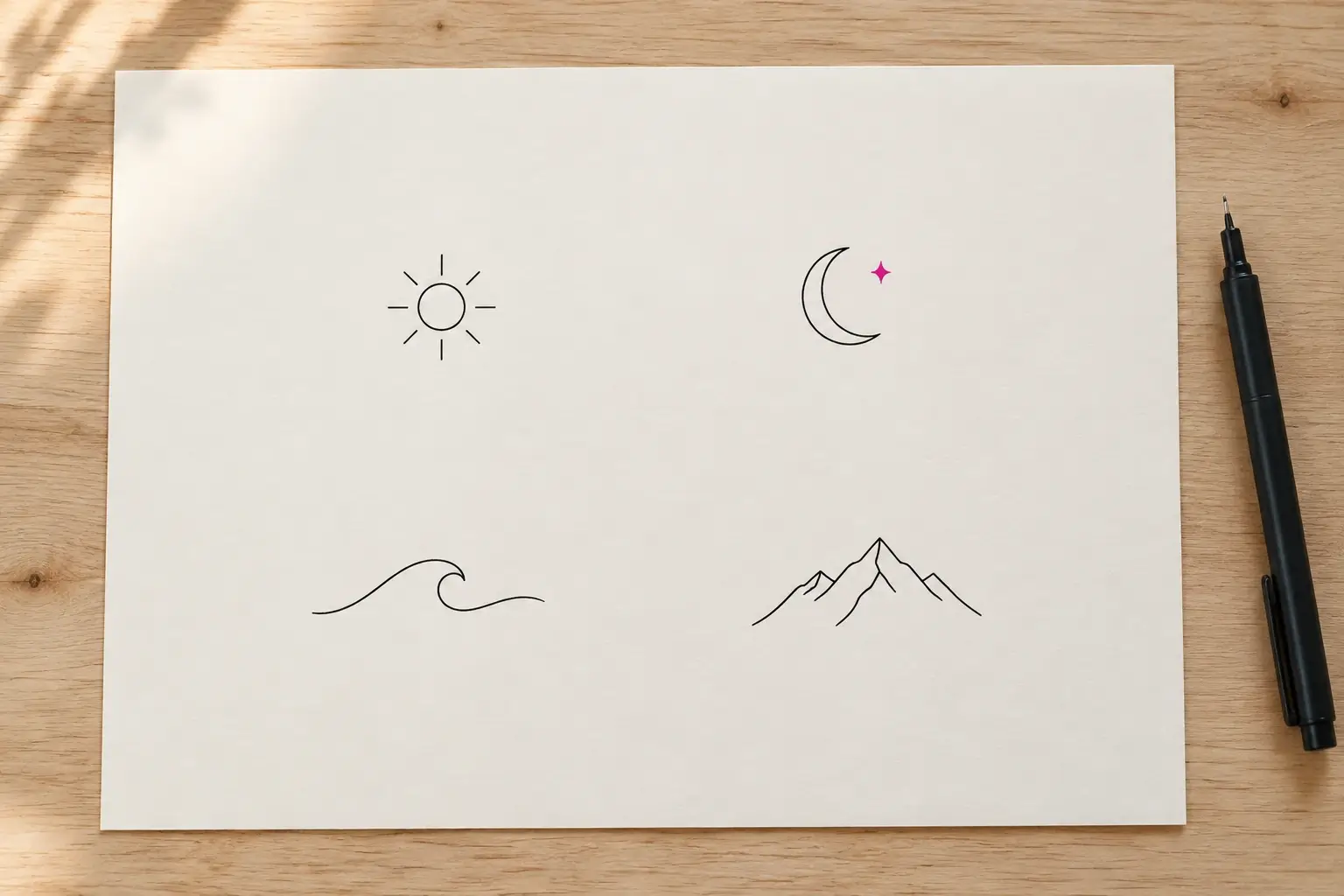Ein Zeichenblatt mit vier kleinen Motiven aus feinen schwarzen Linien mit viel freier Fläche: eine Sonne, ein Halbmond mit pinkem Stern, eine Welle und ein Berg; daneben ein Fineliner.